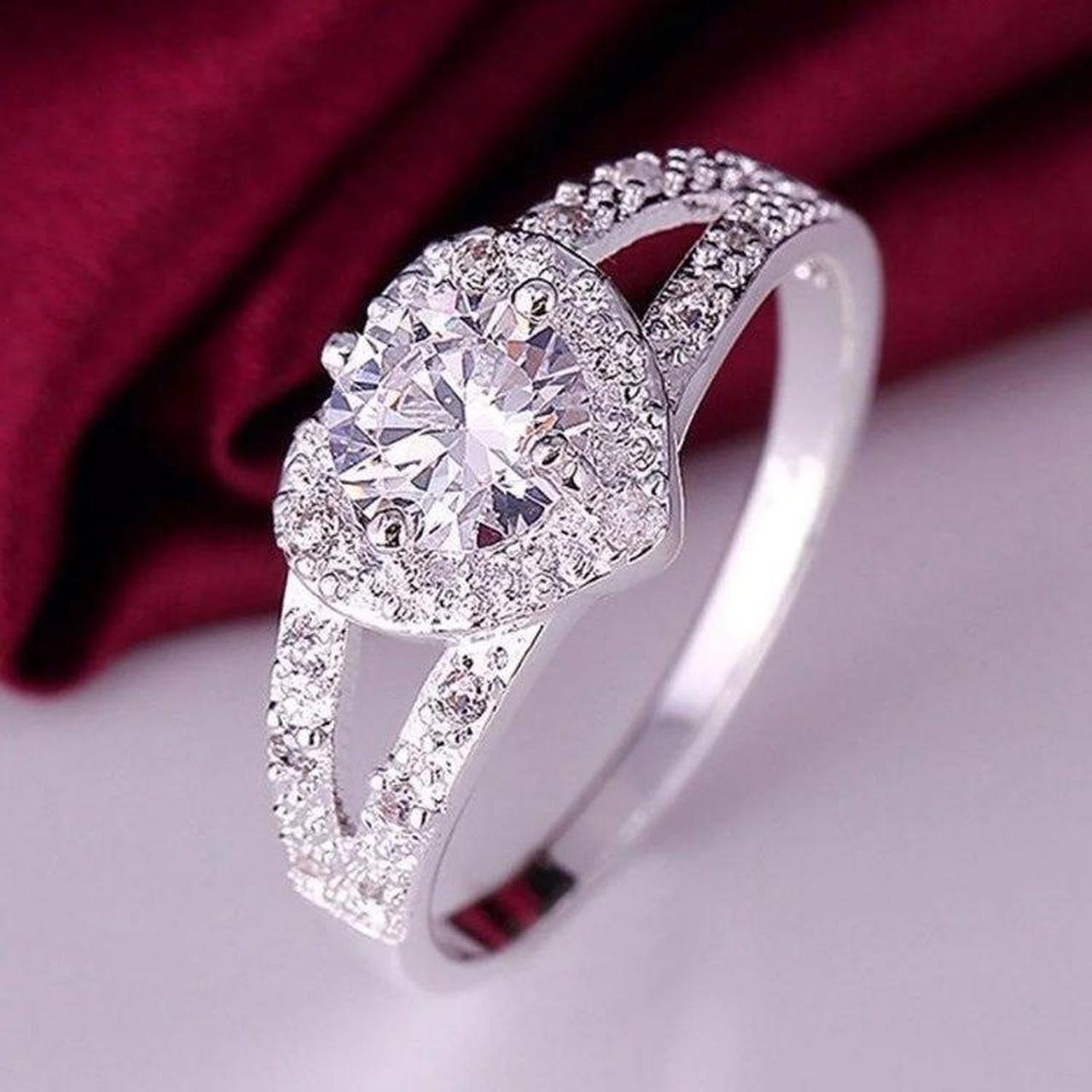 Product Image 1 - Crystal heart silver ring size