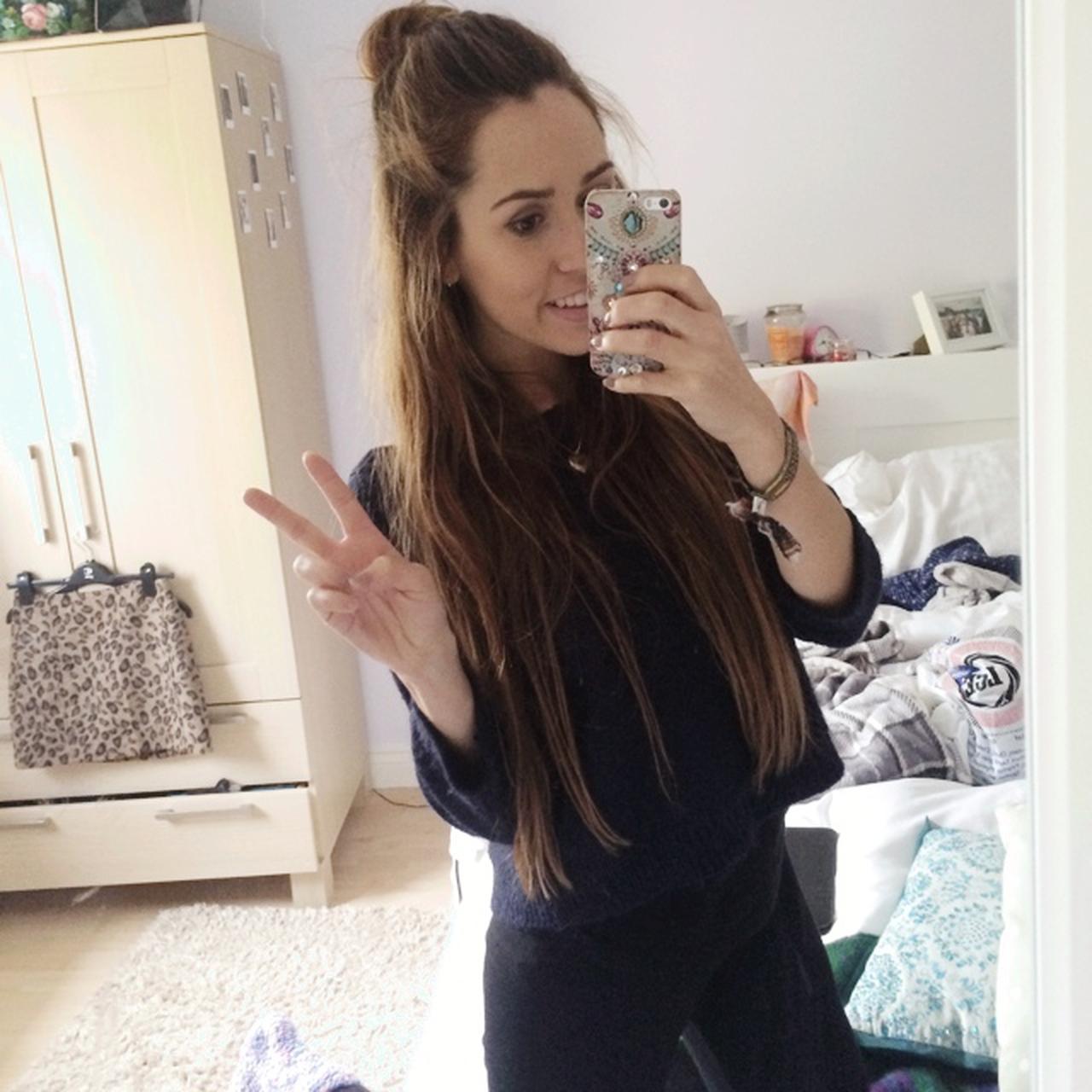 HIIII this is me doing an awkward mirror selfie