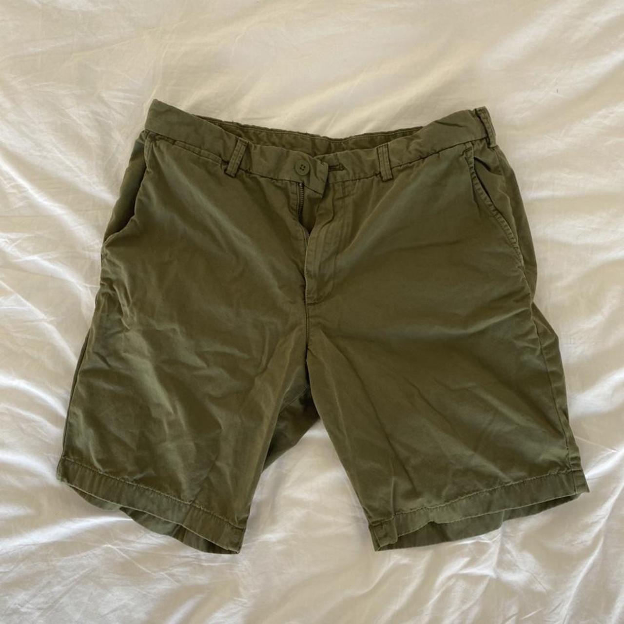 UNIQLO KHAKI SHORTS • Green khaki Uniqlo shorts •... - Depop