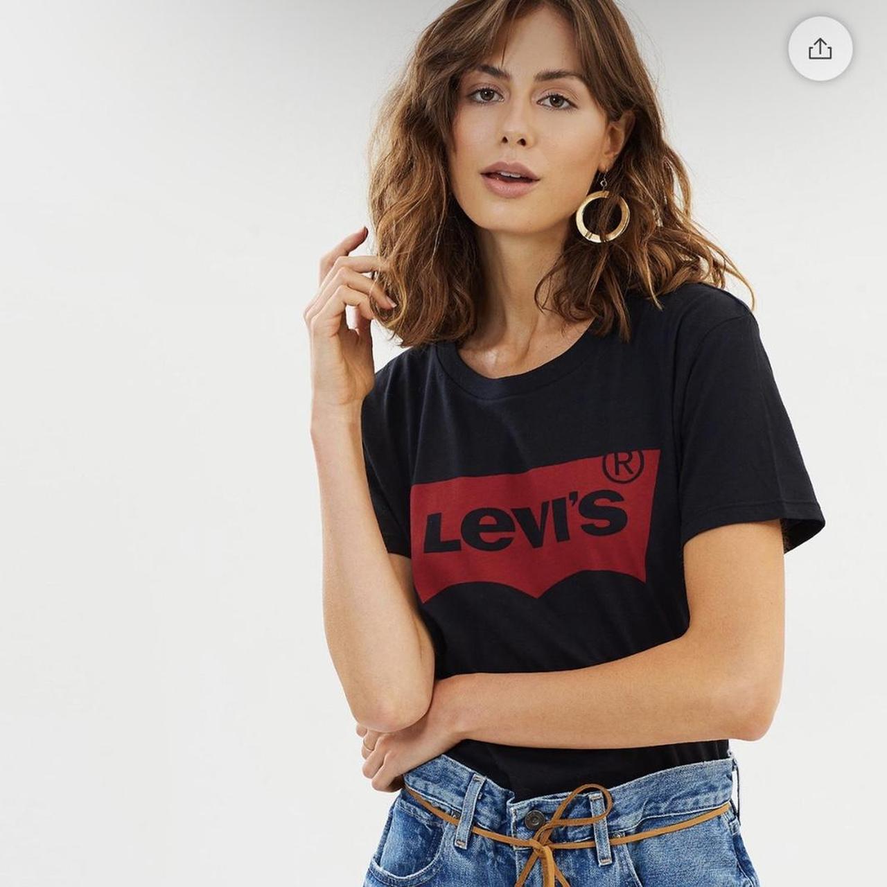 Levi's Women's T-shirt | Depop