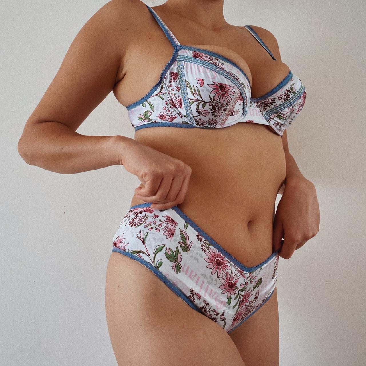 Adorable daisy print lingerie set 34B, Push up cups - Depop