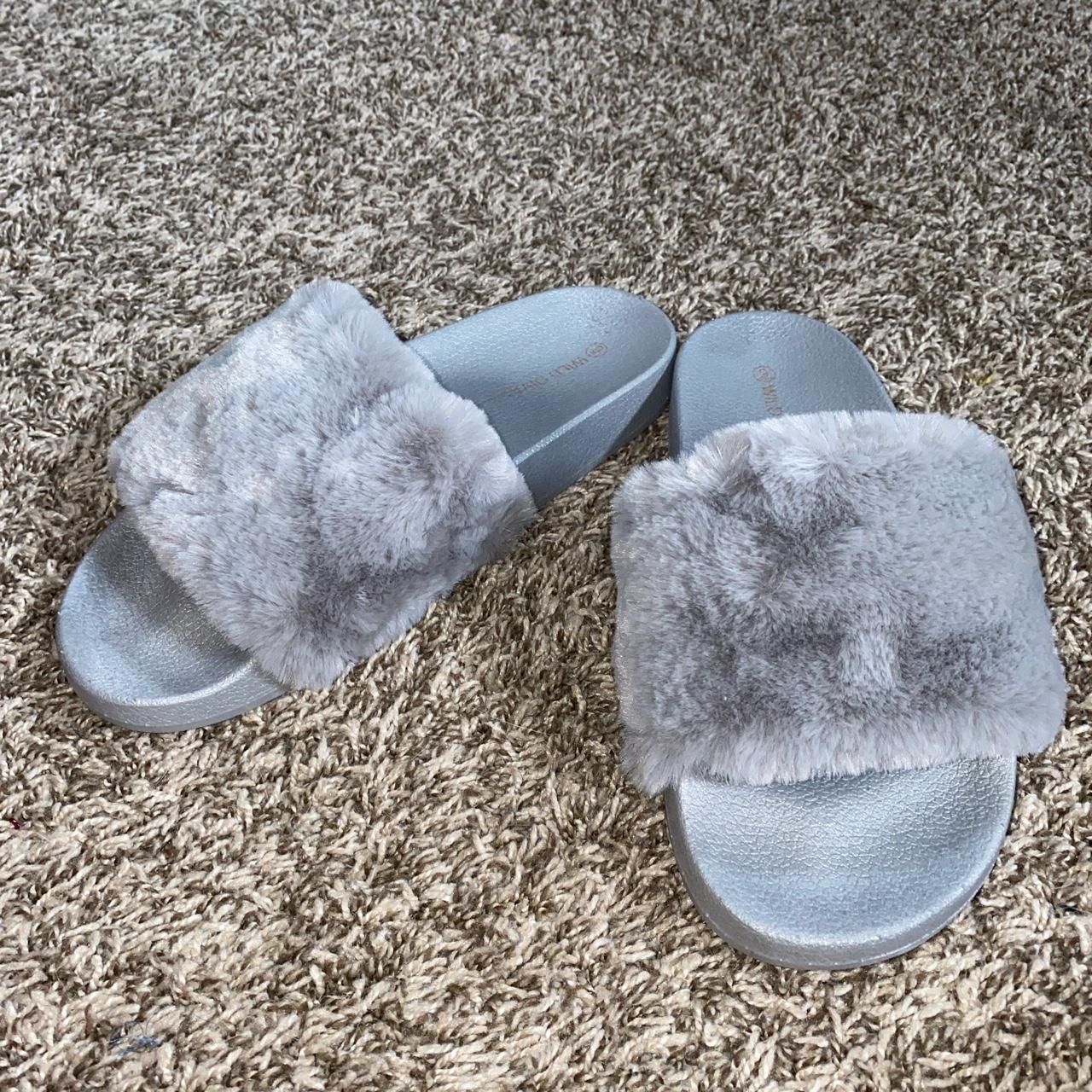 Size 9 sale fluffy sliders