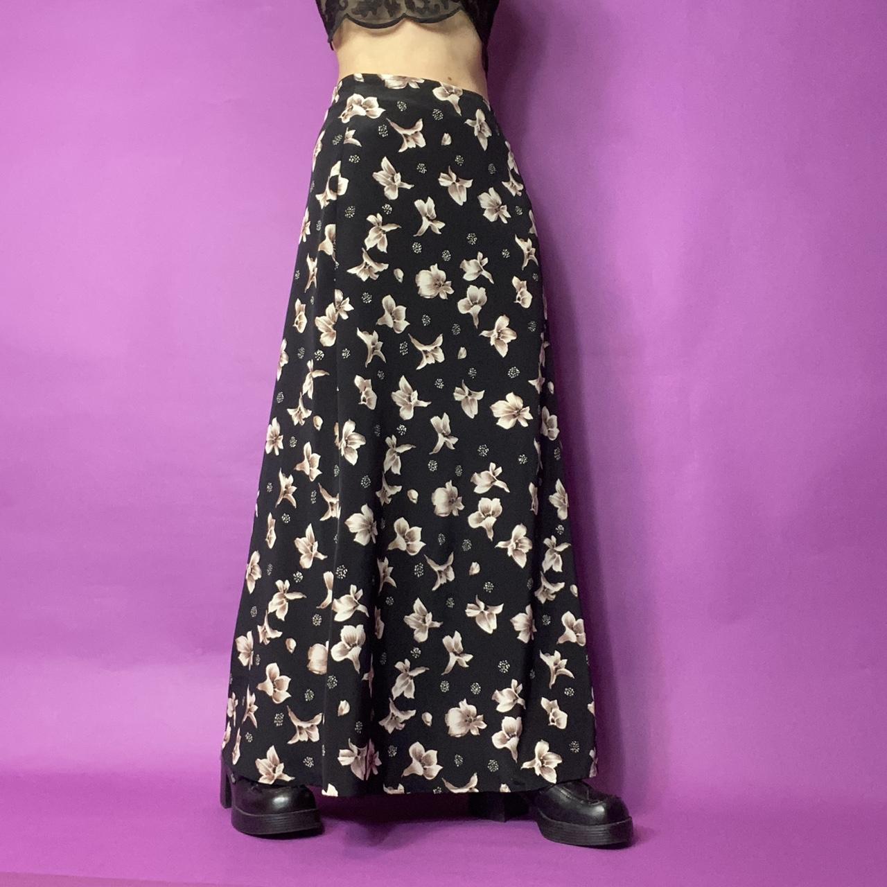 Product Image 1 - 90s floral midi skirt

by Joule
