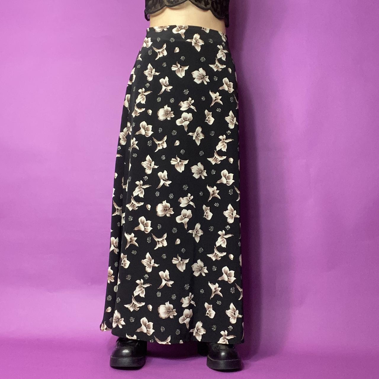 Product Image 2 - 90s floral midi skirt

by Joule