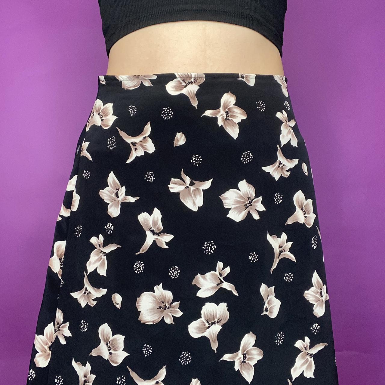 Product Image 3 - 90s floral midi skirt
by Joule