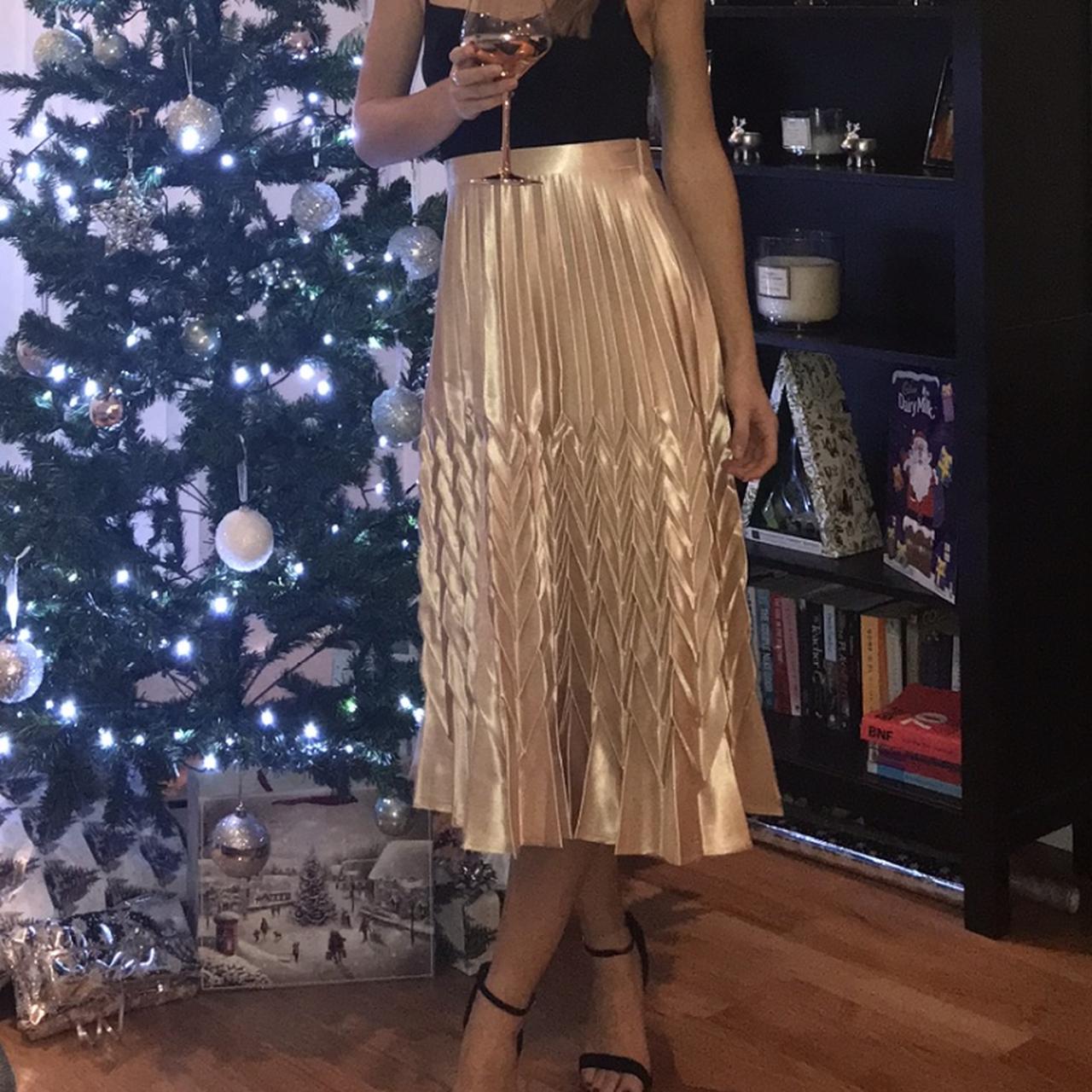 Gold pleated skirt 80s best sale