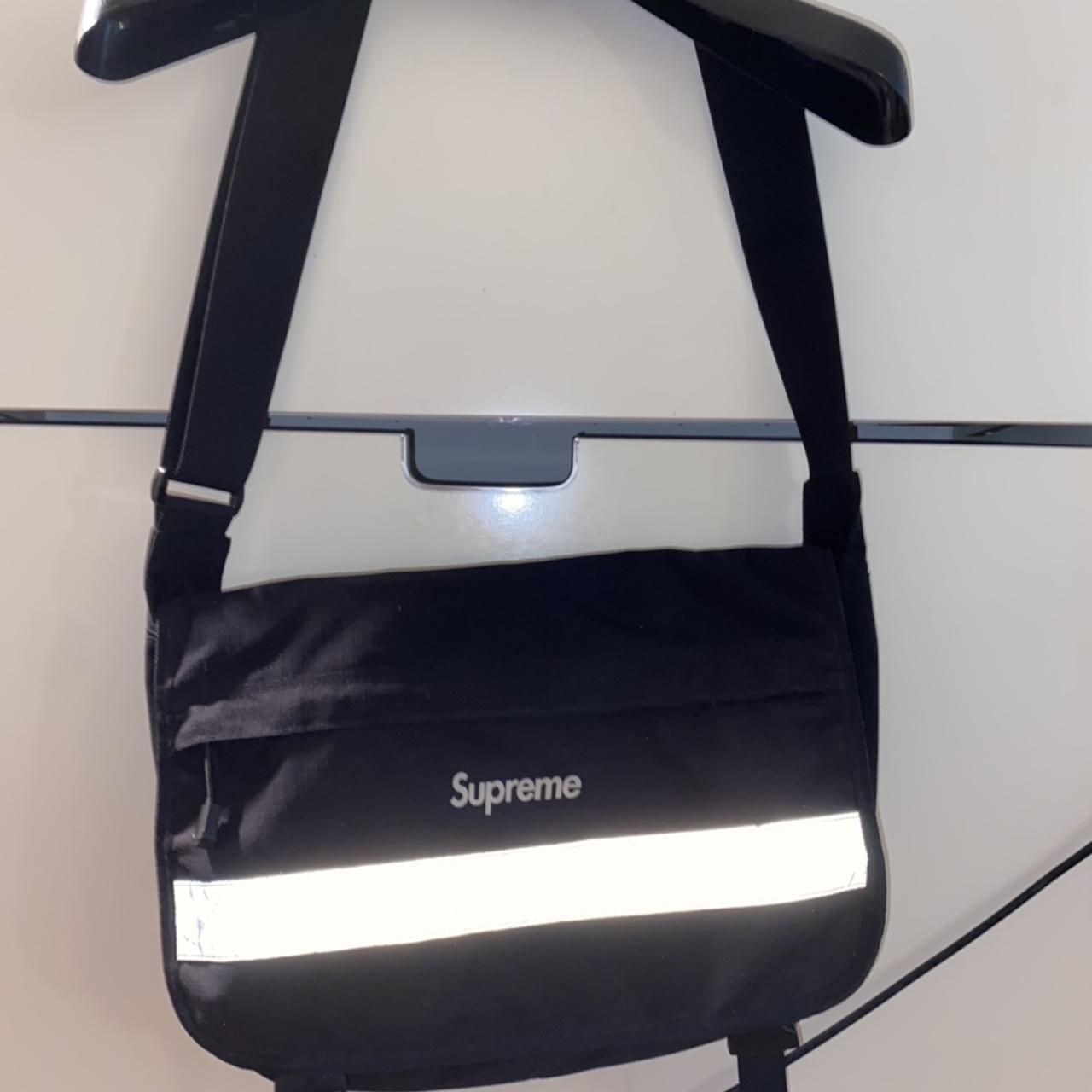 ルイヴィトンエピサンジャック黒Supreme Hi Vis Messenger Bag ブラック