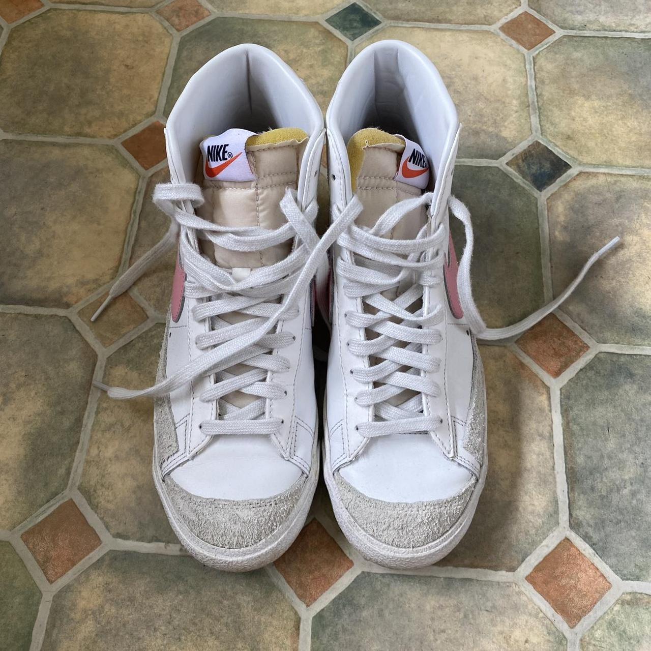 womens white and pink nike trainers