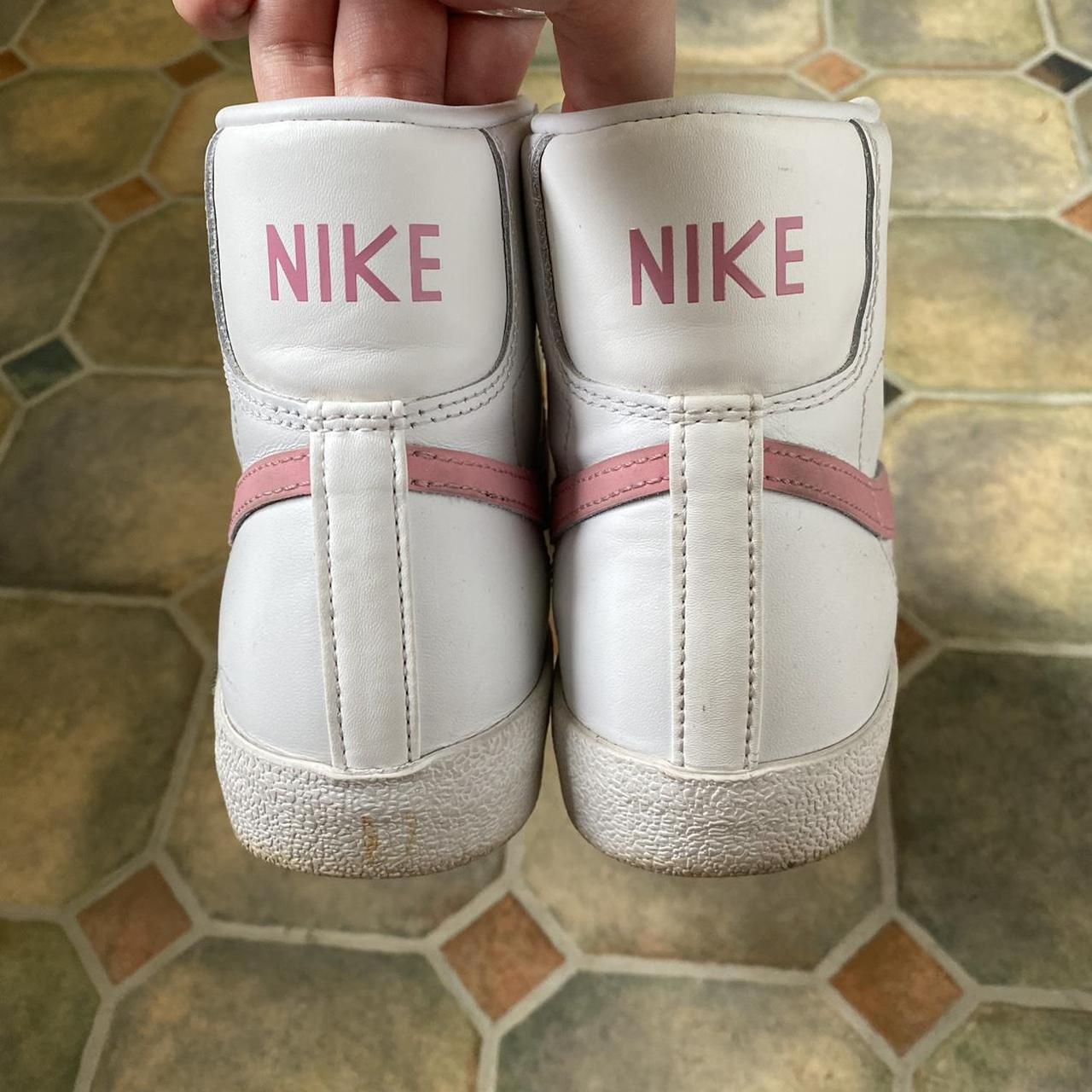 womens white and pink nike trainers