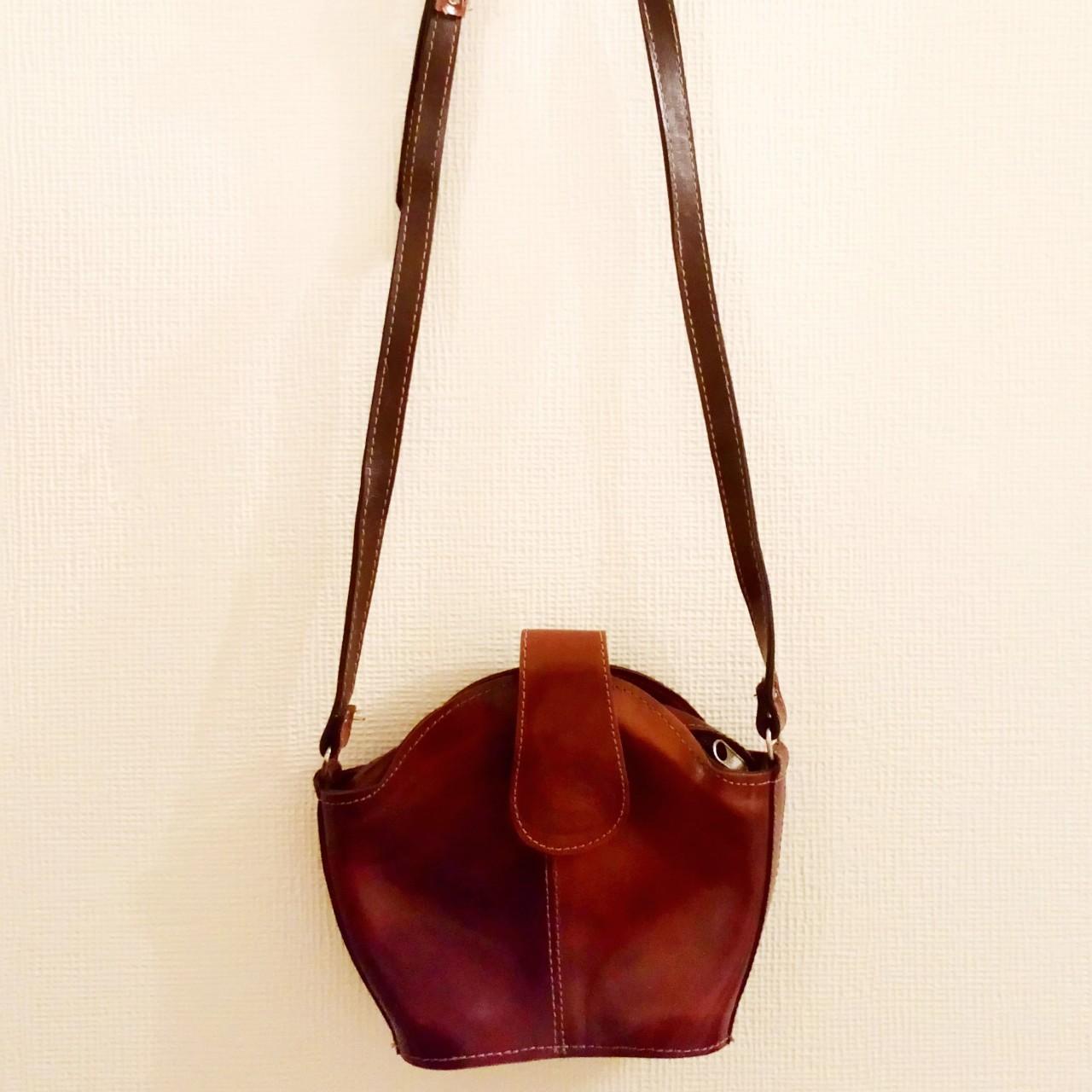 Sold at Auction: Vintage “Bonia” Red Italian Leather Ladies Handbag with  Serial Number inside bag. Comes with original tags and dust cover bag. RRP  over $400 new. 30cm W x 14 H