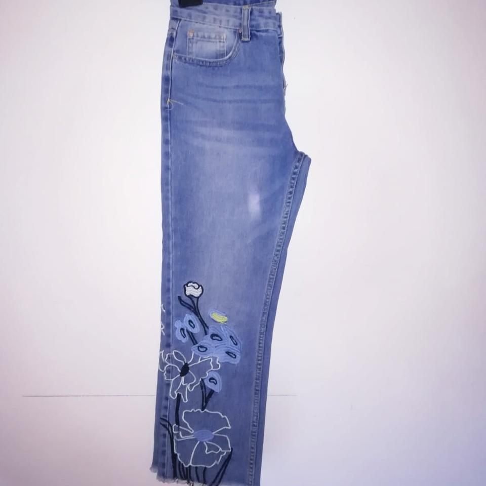 Jeans zuiki con fiori ricamati mai usati. jeans Depop