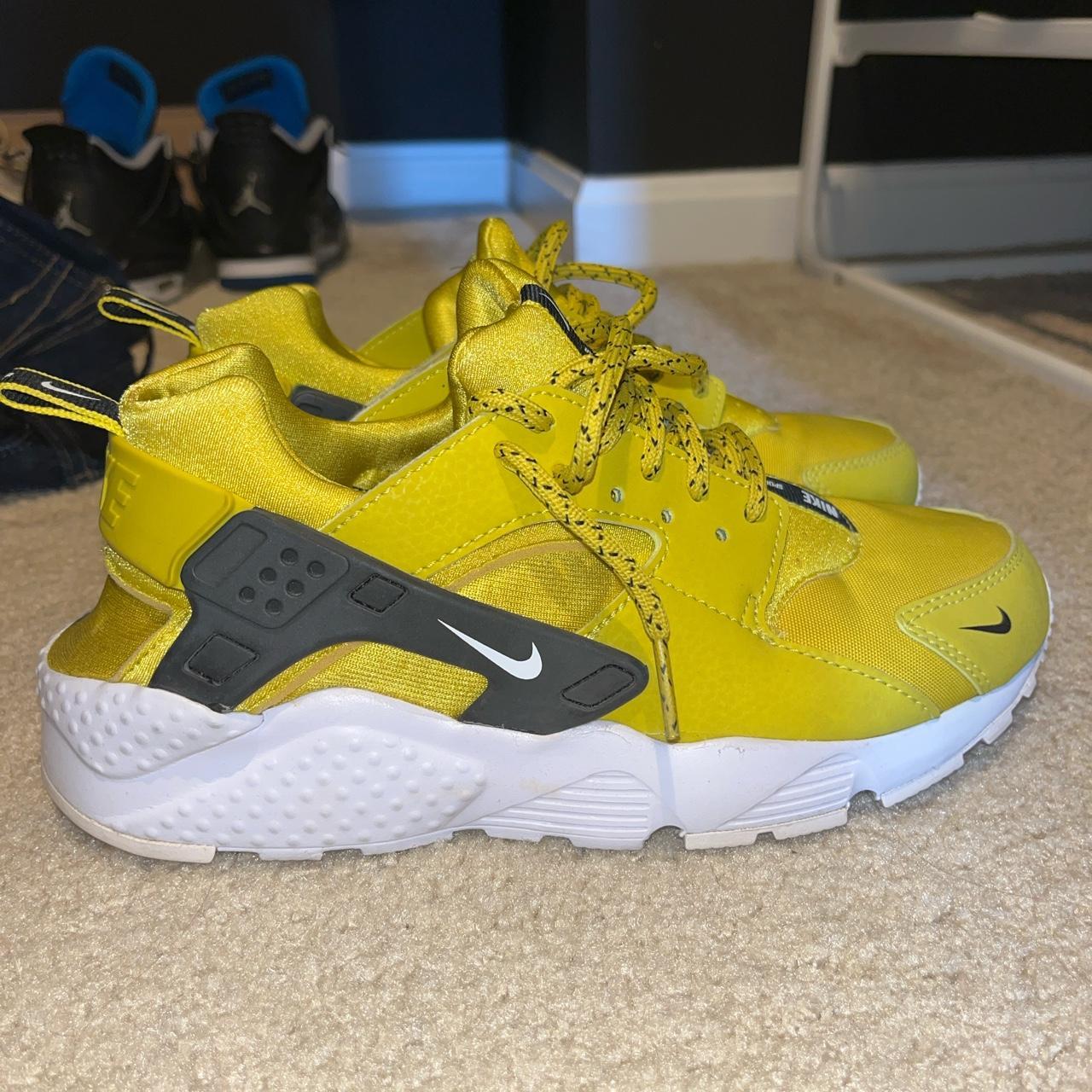 Yellow nike hot sale huarache womens