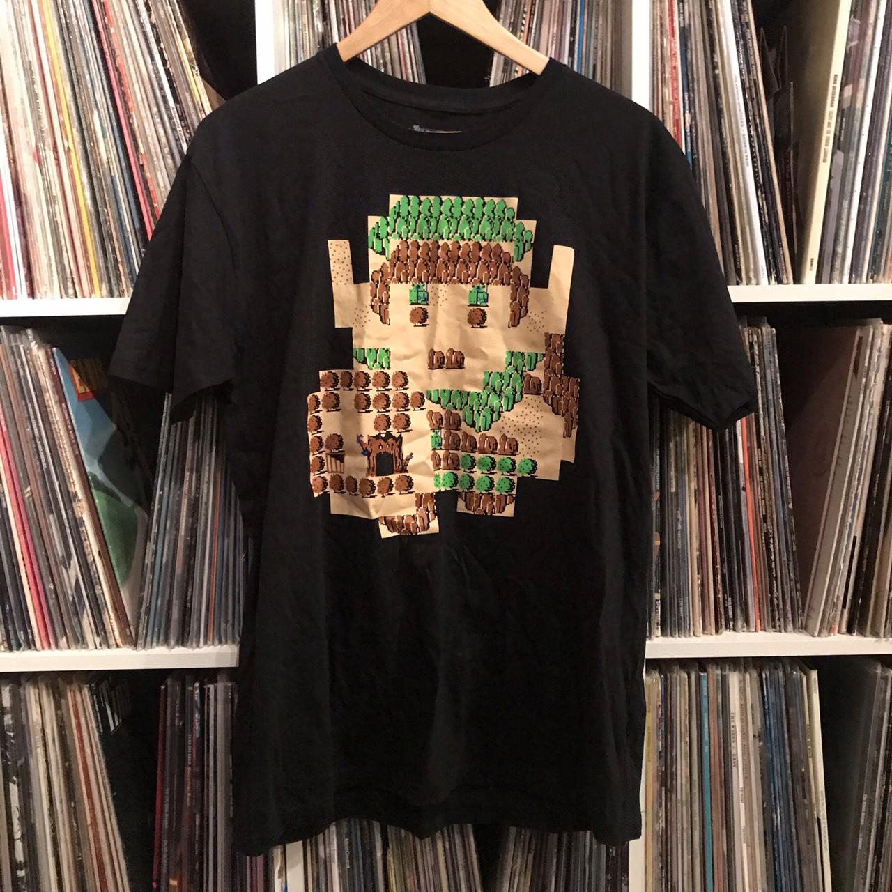 Men's Black and Green T-shirt