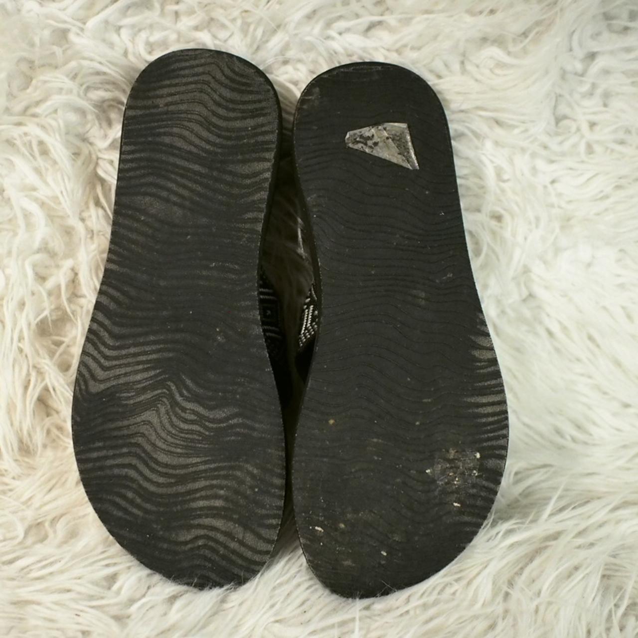 Reef flip flops. In good condition, some wear.... Depop