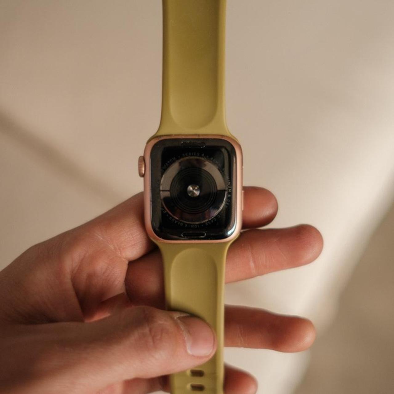 Apple Watch series 4 40mm rose gold in great... Depop