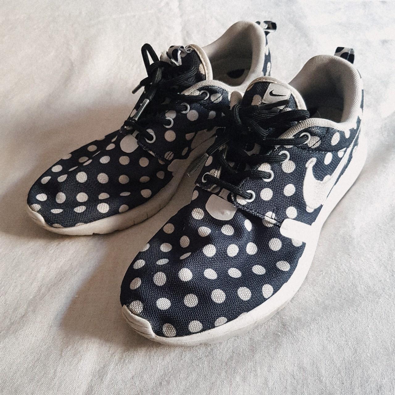 Polka dot nike roshes best sale