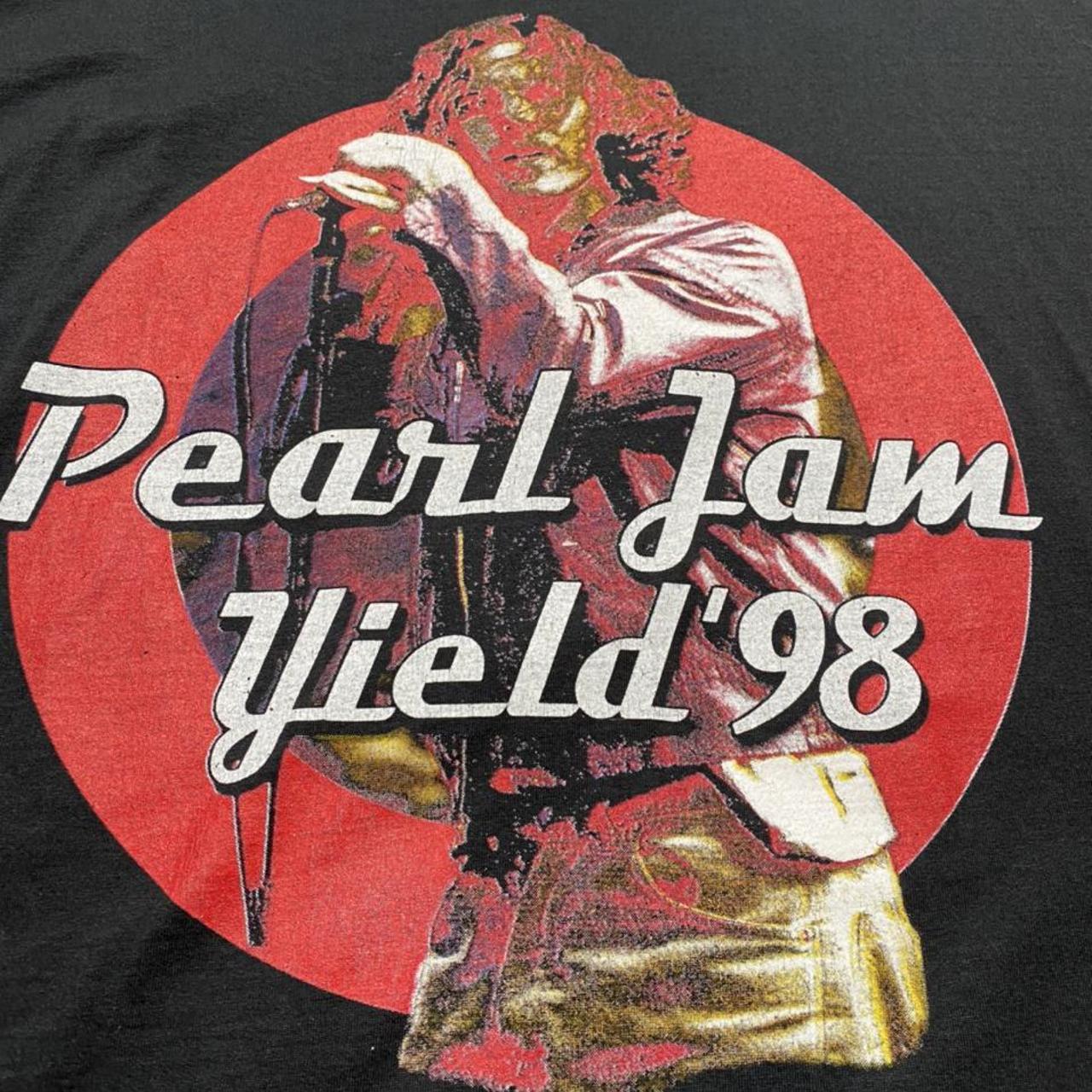 Thrifteees Vintage 90's Pearl Jam Graffiti Text Band Name T Shirt Size M (W 19 x L 28)