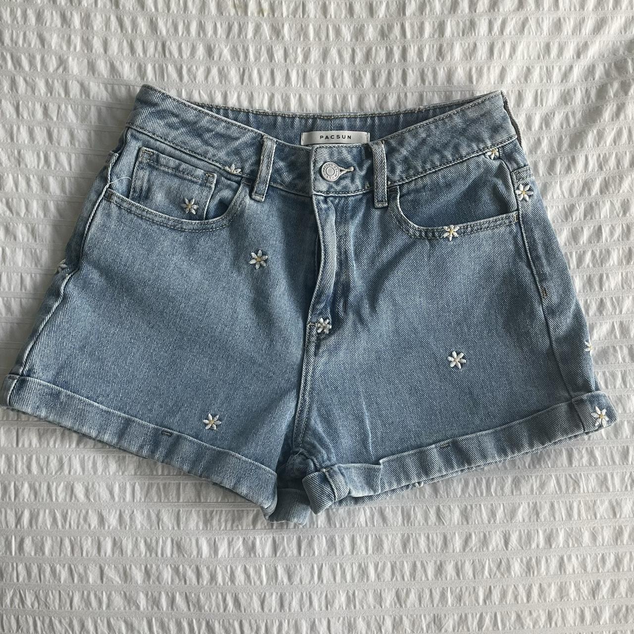 pacsun “Raining Daisy Denim Mom Shorts” size 25... Depop
