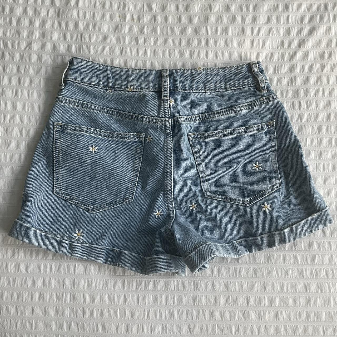 pacsun “Raining Daisy Denim Mom Shorts” size 25... Depop