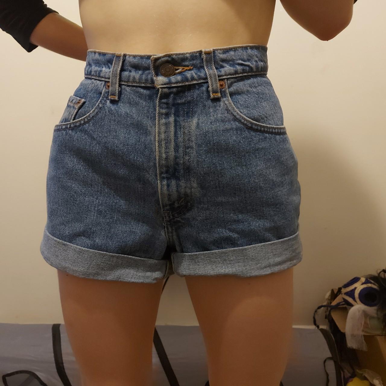 photos of the Levi's shorts on. The shorts don't fit... - Depop