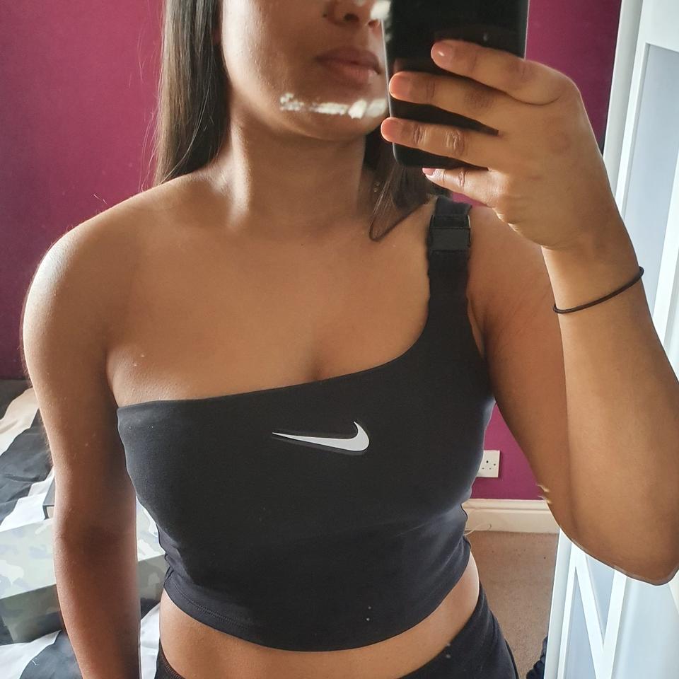 Nike store one shoulder