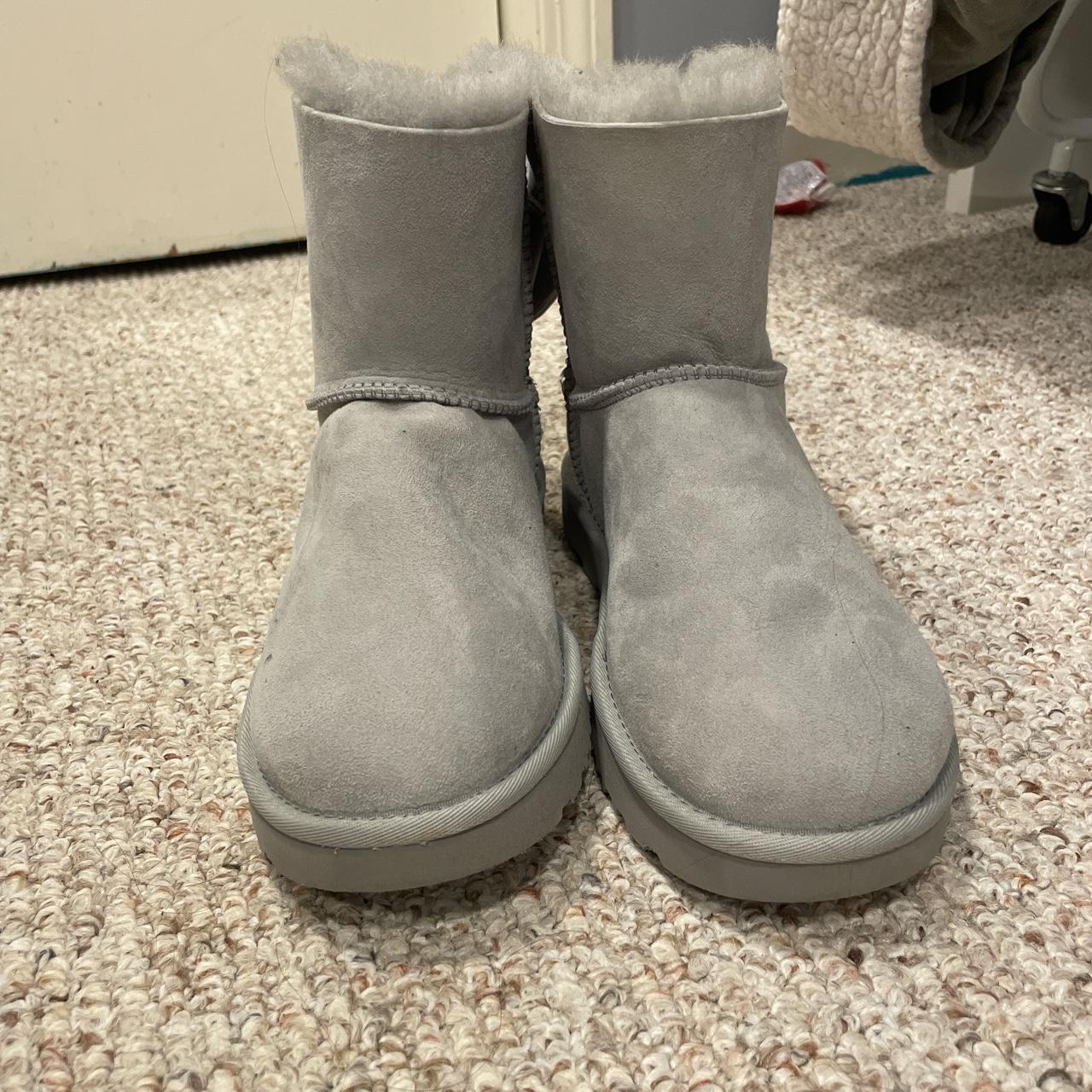 light gray uggs