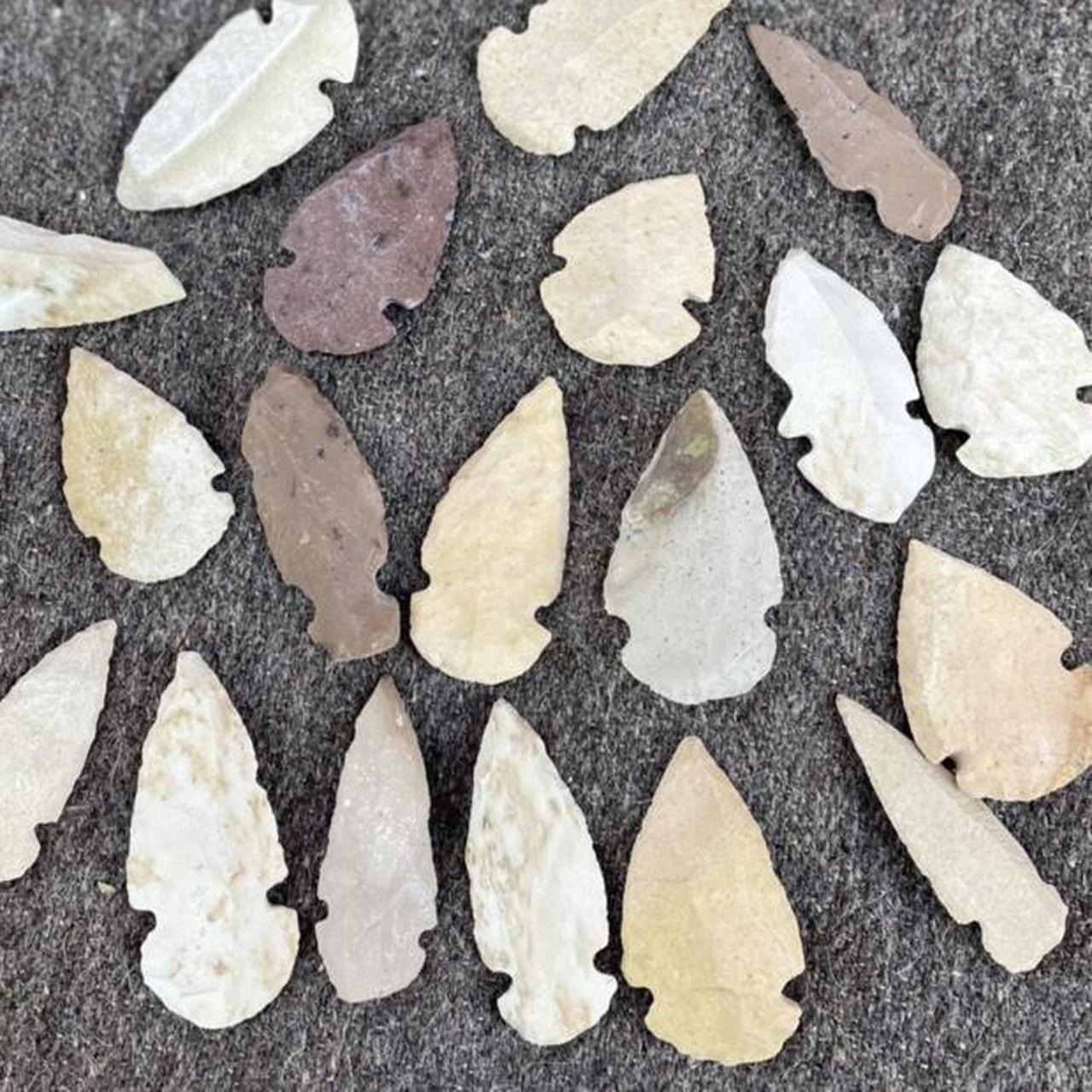 Product Image 4 - lot of 20 arrowheads 

found