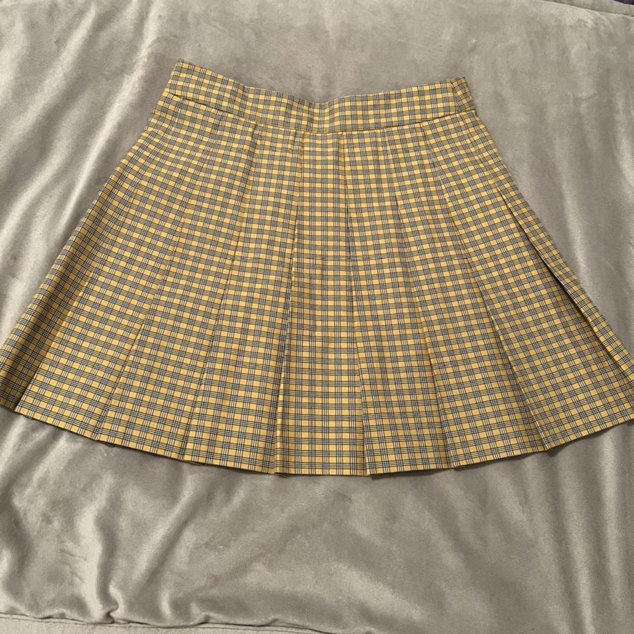 Black and yellow pleated skirt #y2k #pleatedskirt - Depop