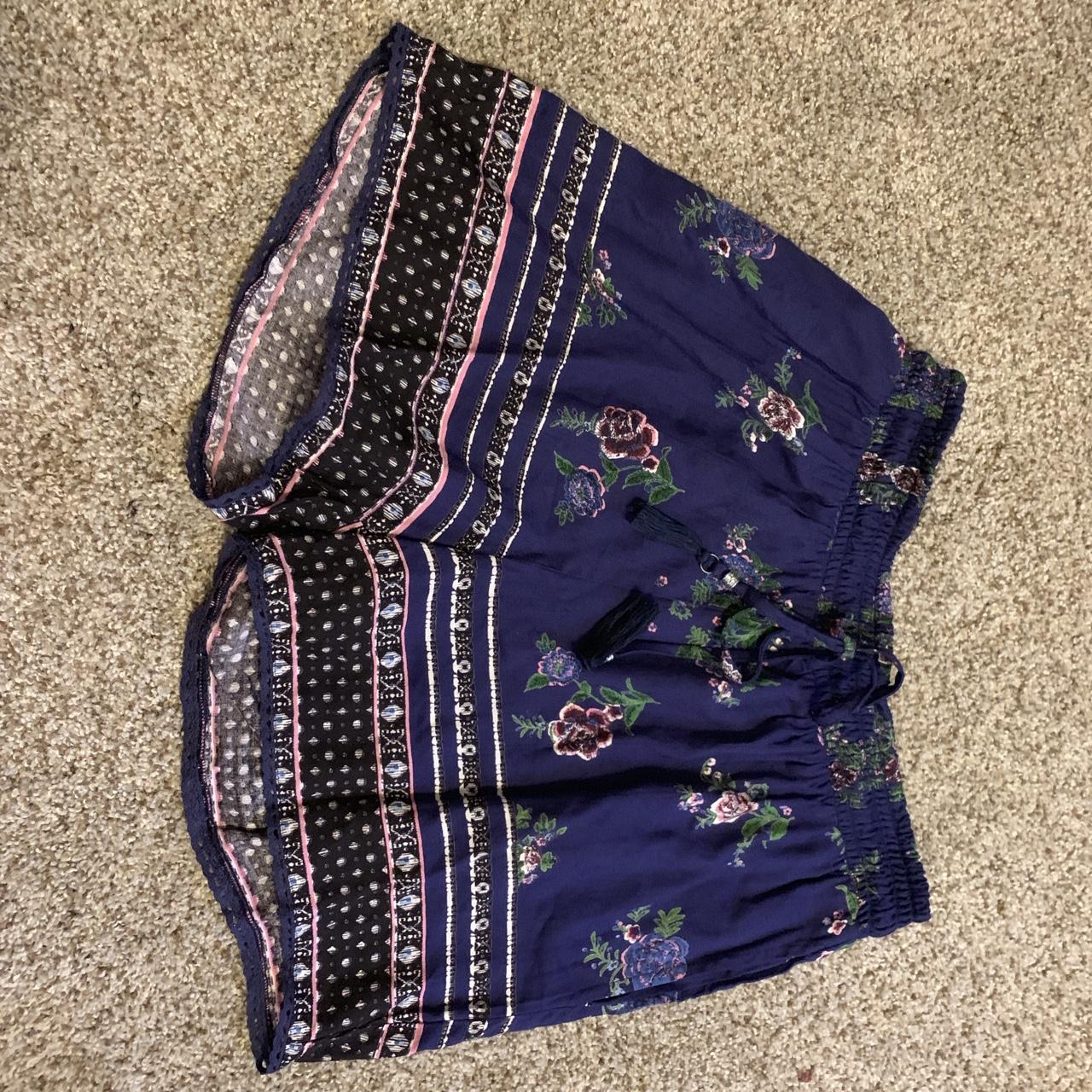 Flow he shorts with flower pattern and pockets. - Depop