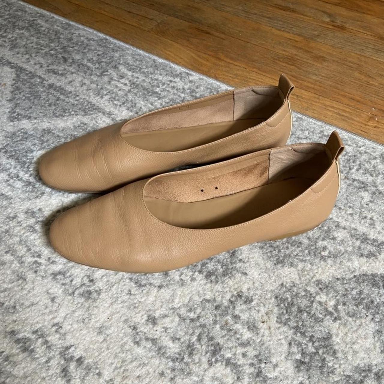 Everlane Day Glove flat in caramel, worn very... - Depop