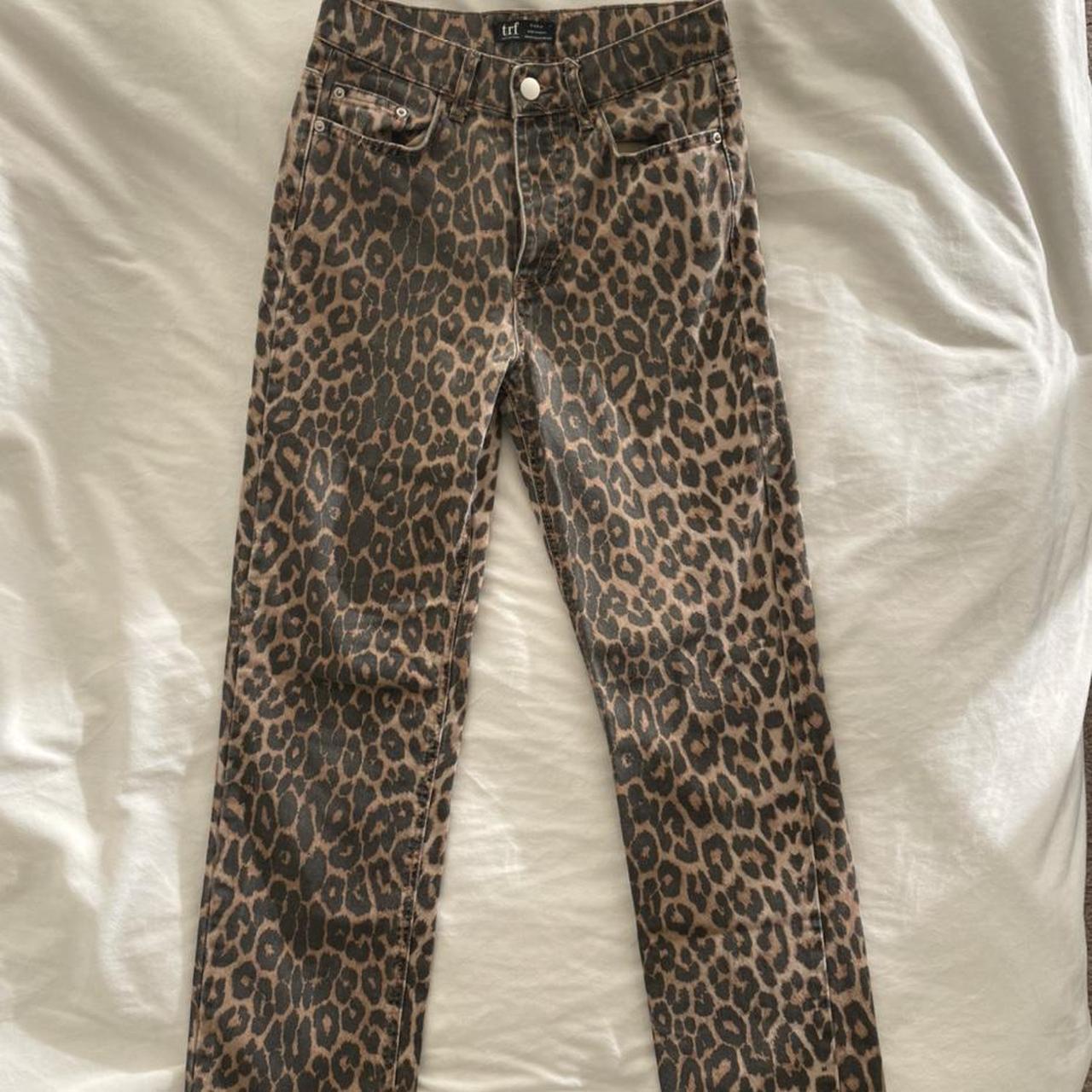 cheetah print jeans        
        <figure class=