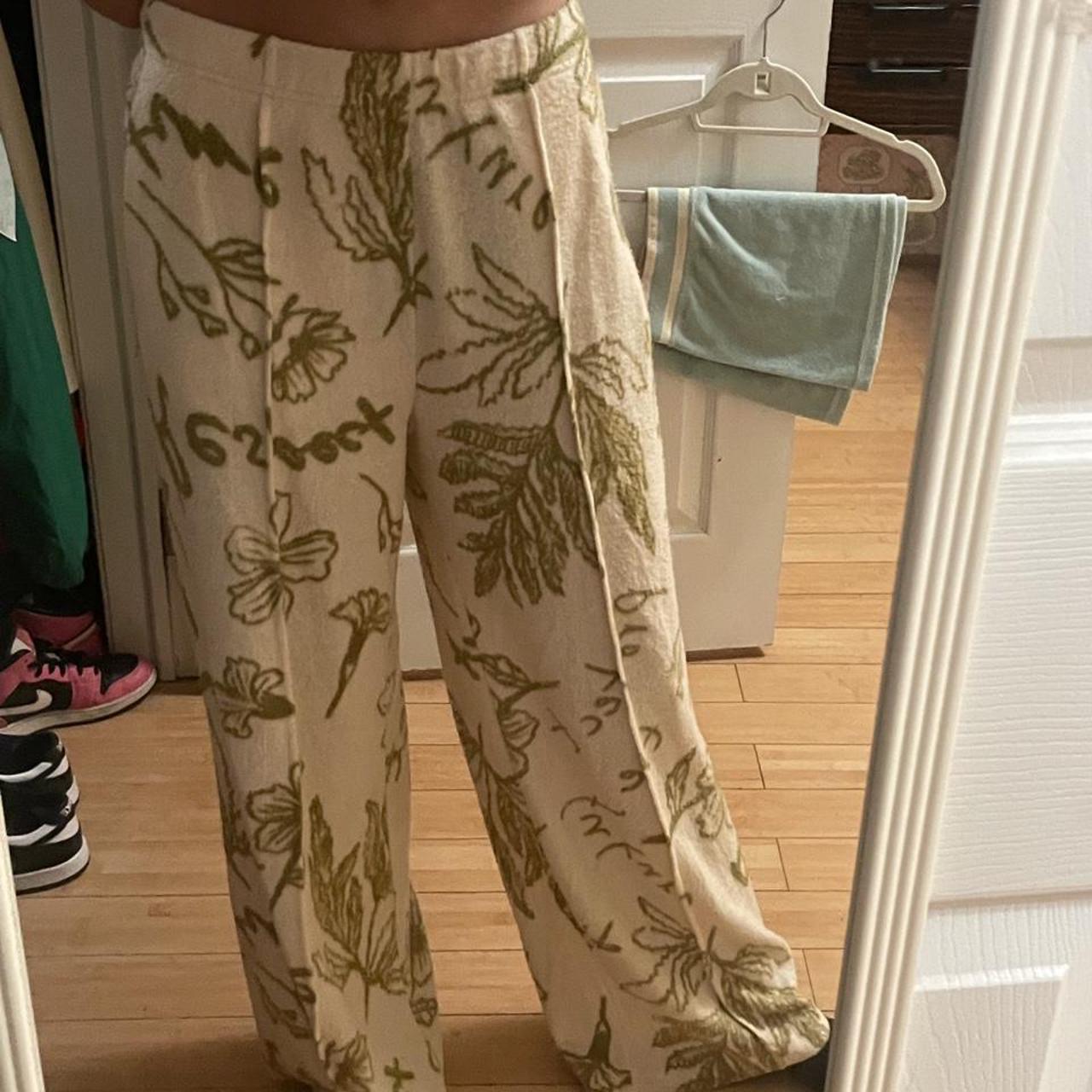 very cute urban outfitters pants size medium soooo... Depop