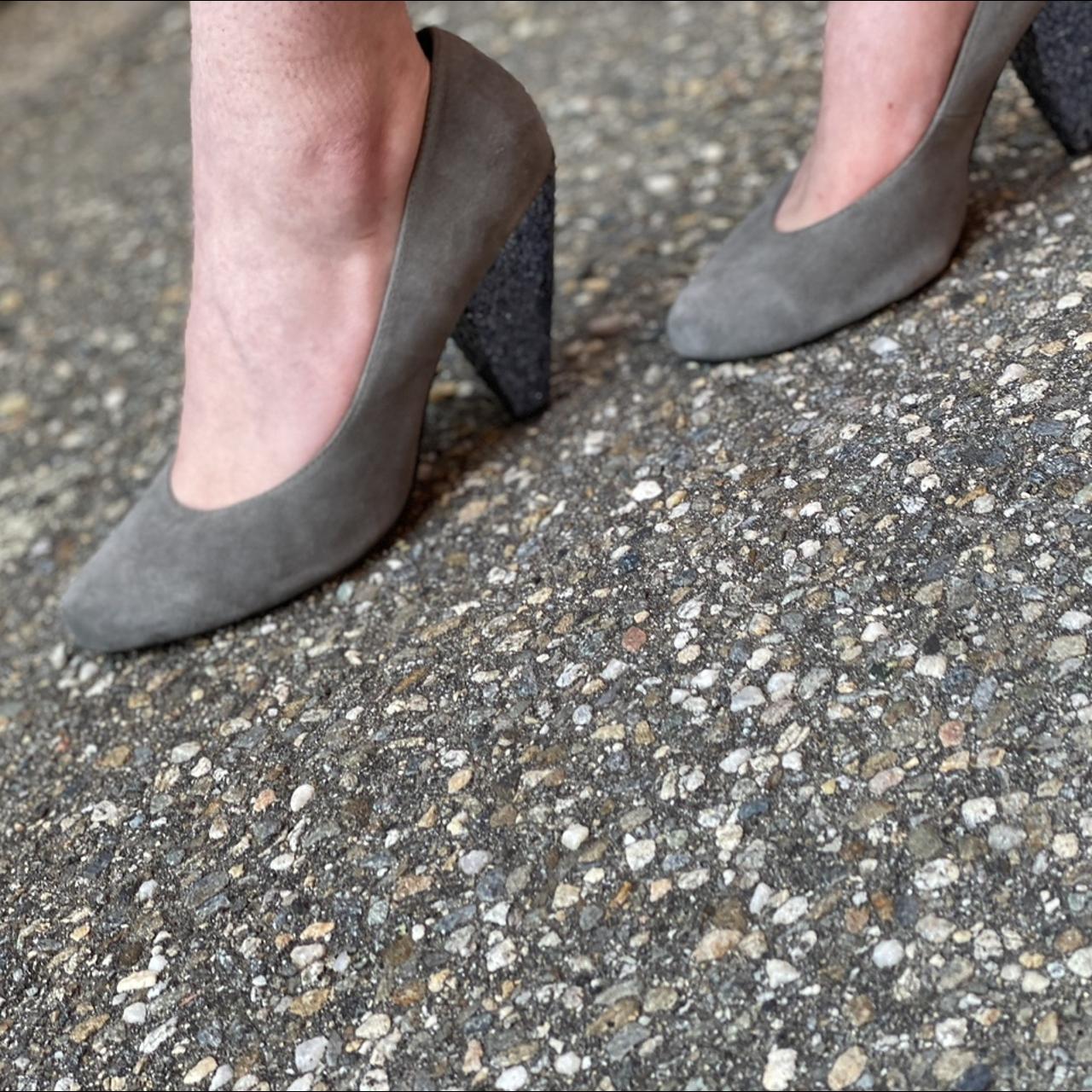 pumps grey