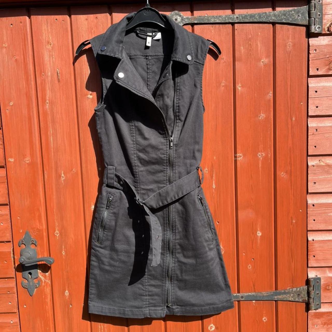 H&M zip up dress in size 6/XS. Cute heavy weight... Depop