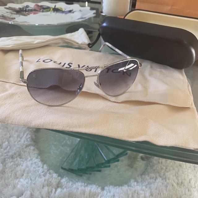 Louis Vuitton gold party glasses! They are amazing - Depop