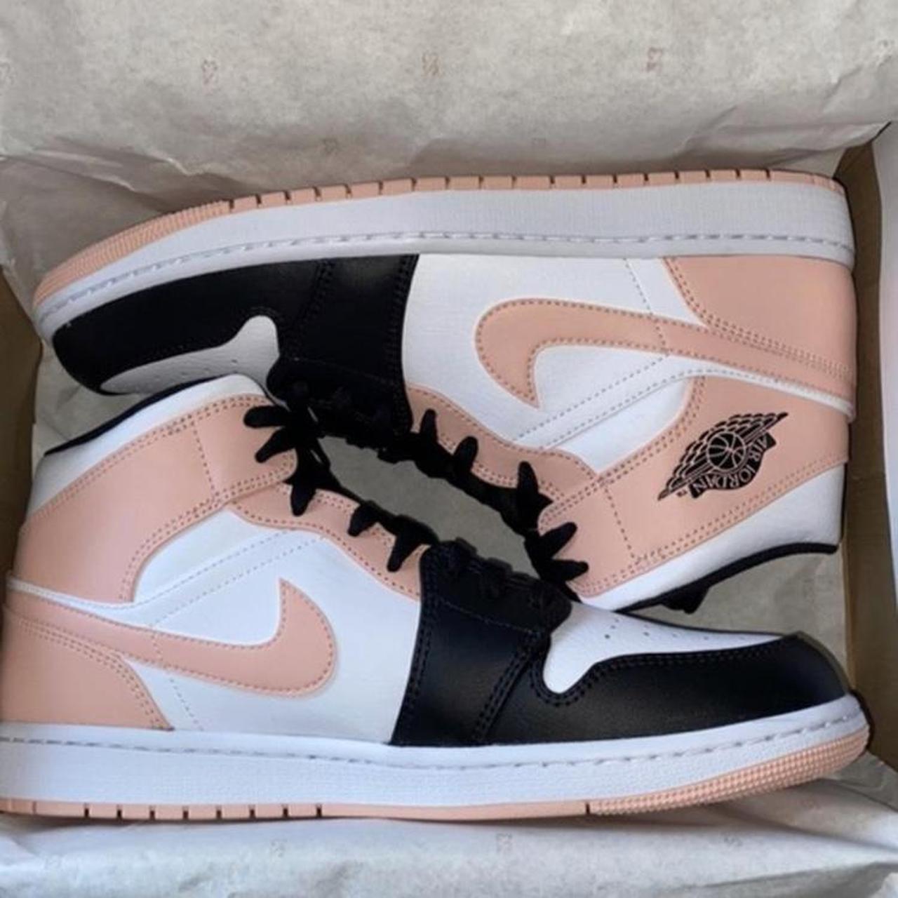 Nike Women's Pink and White Trainers | Depop