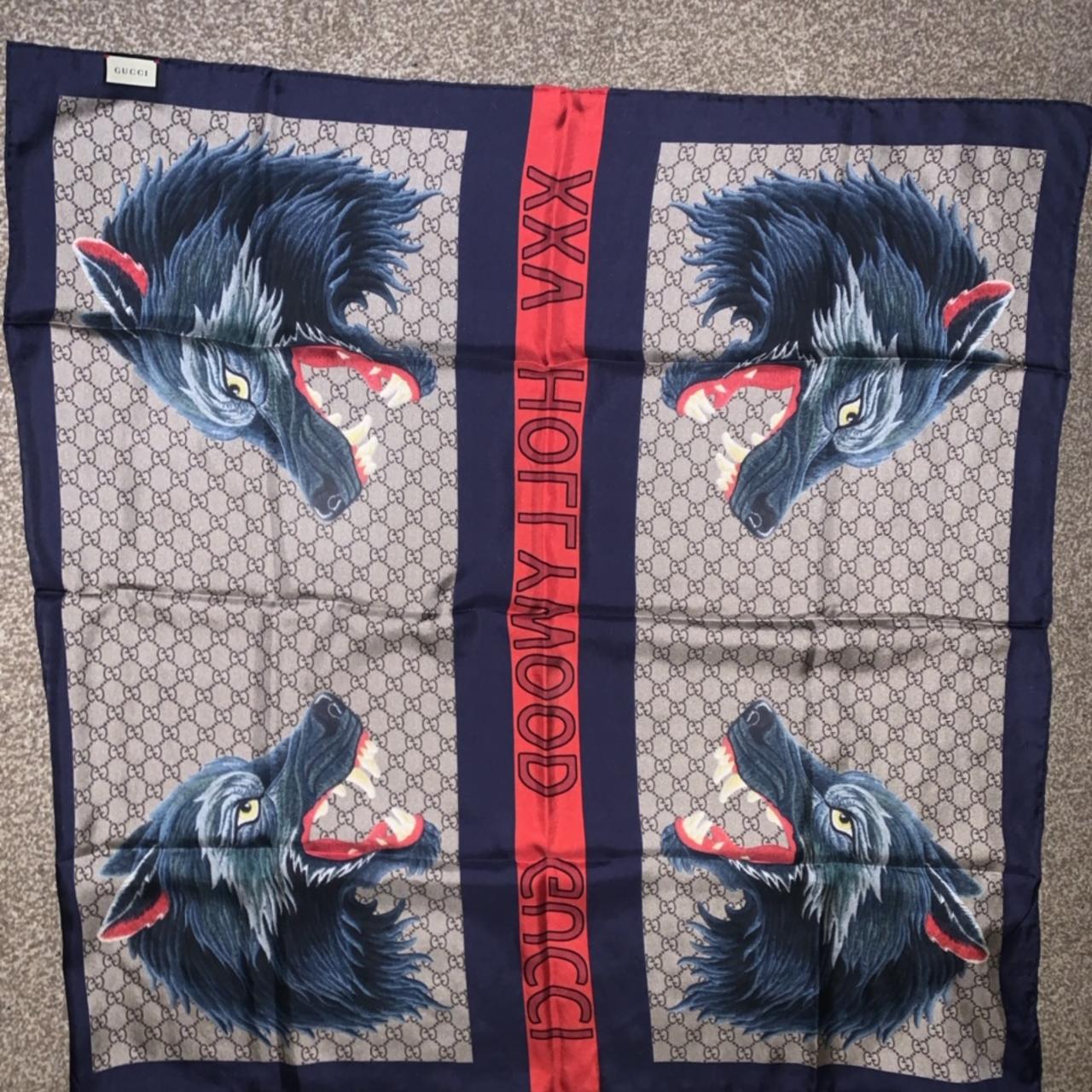 Gucci store wolf scarf