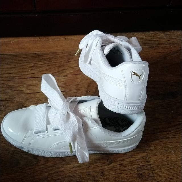 puma patent basket heart trainer in white