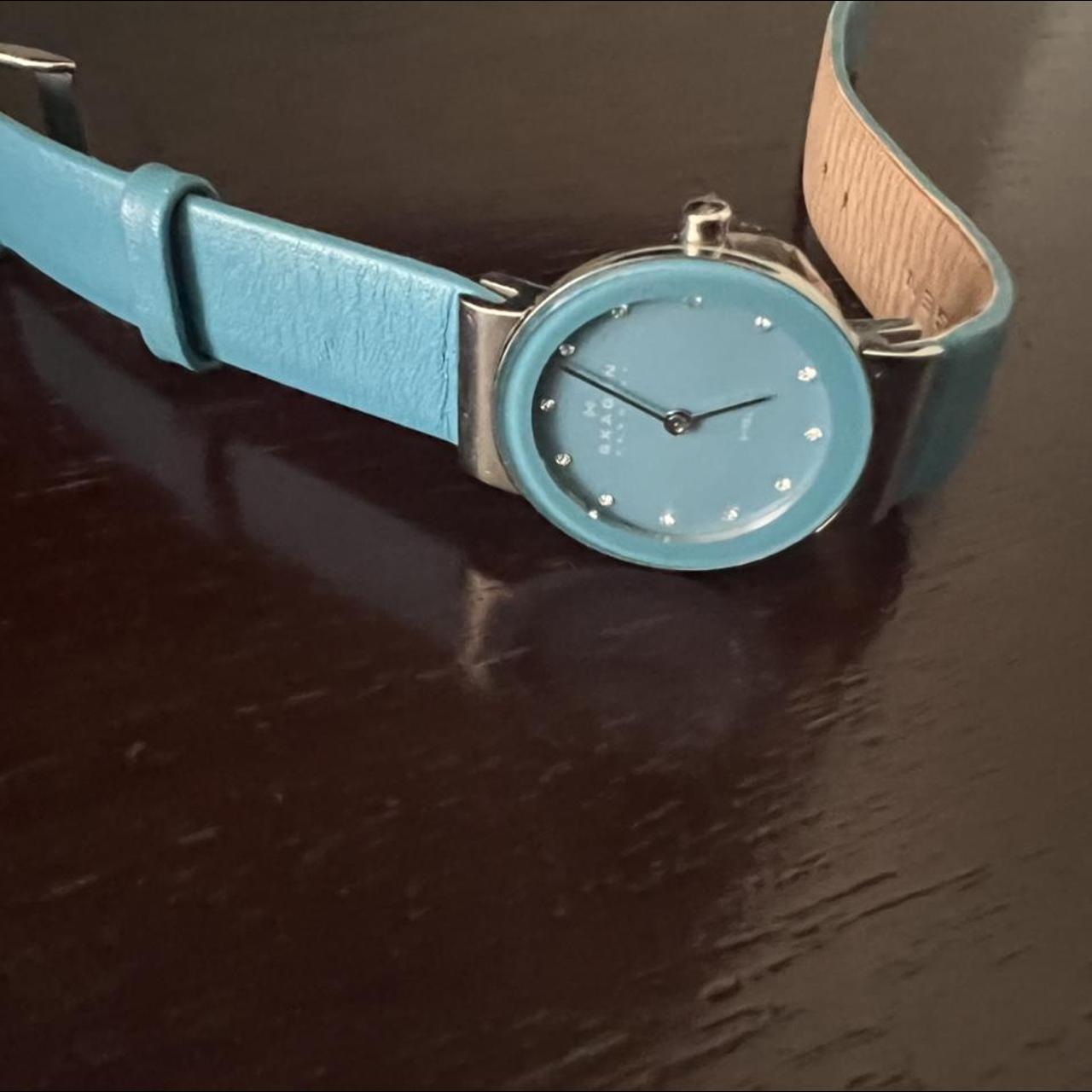 Nice watch without battery I’m not sure if it works... Depop