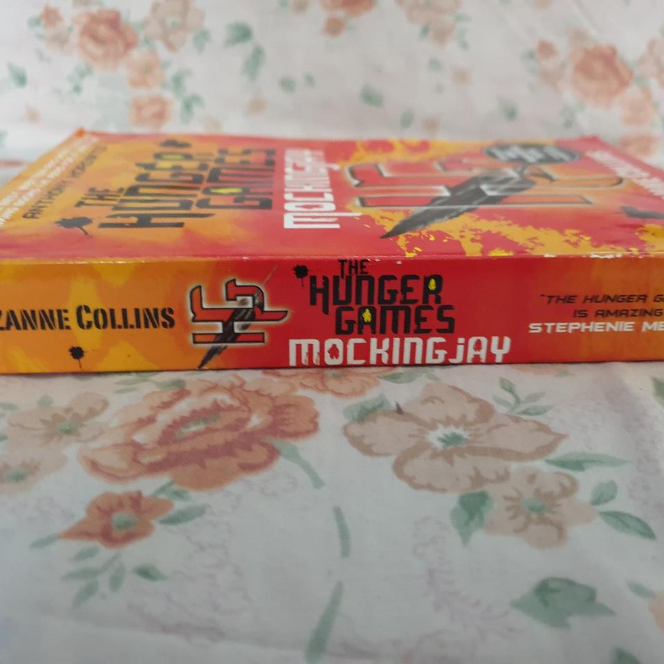 Hunger Games 3 Books Black by Suzanne Collins - Young Adult - Paperbac —  Books2Door