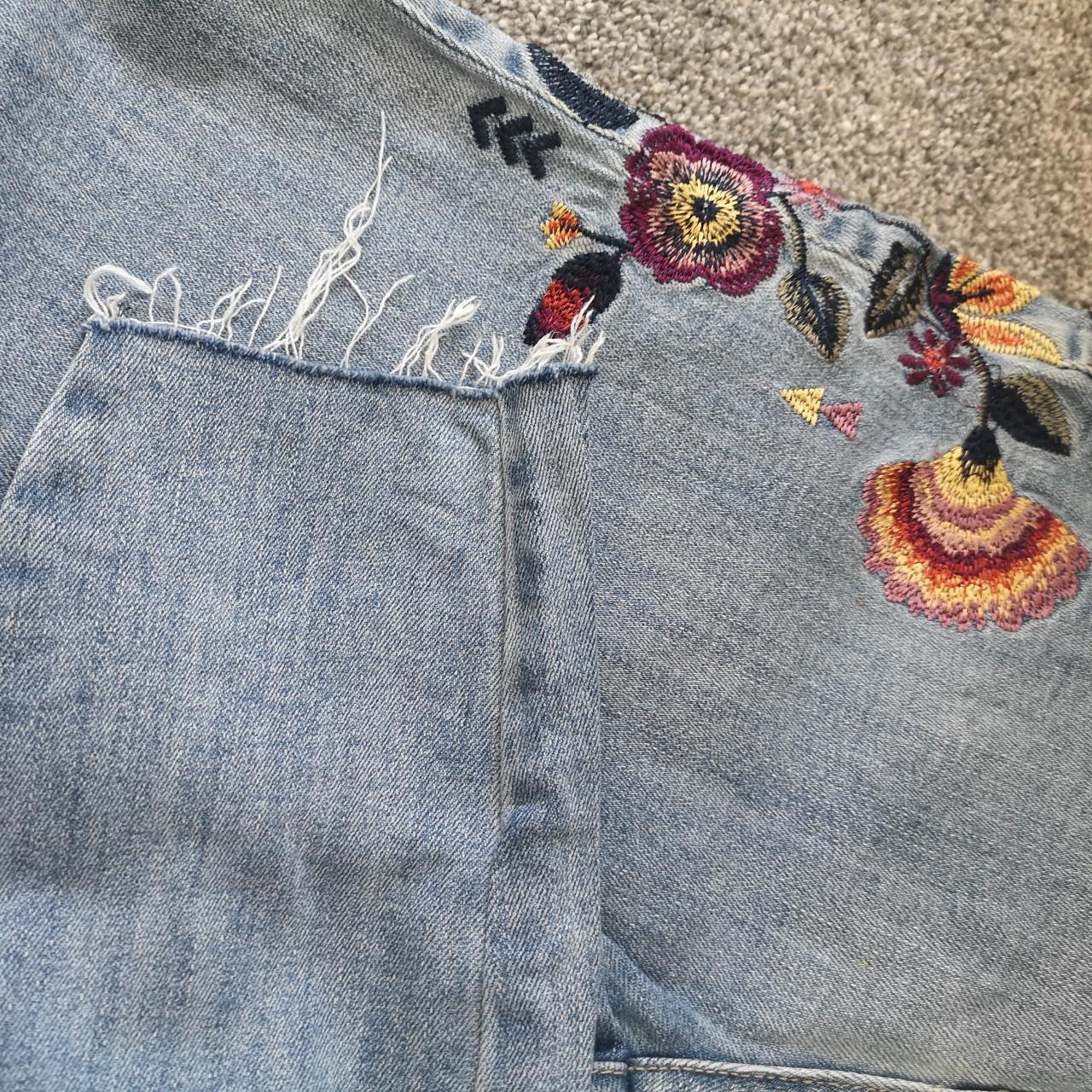 Earl Jeans size 10 with cute embroidered flowers on - Depop