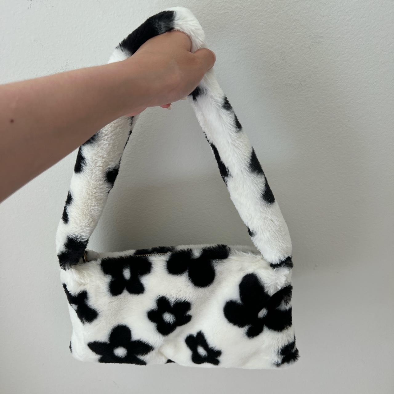 Daisy flower faux fur bag Material is super soft