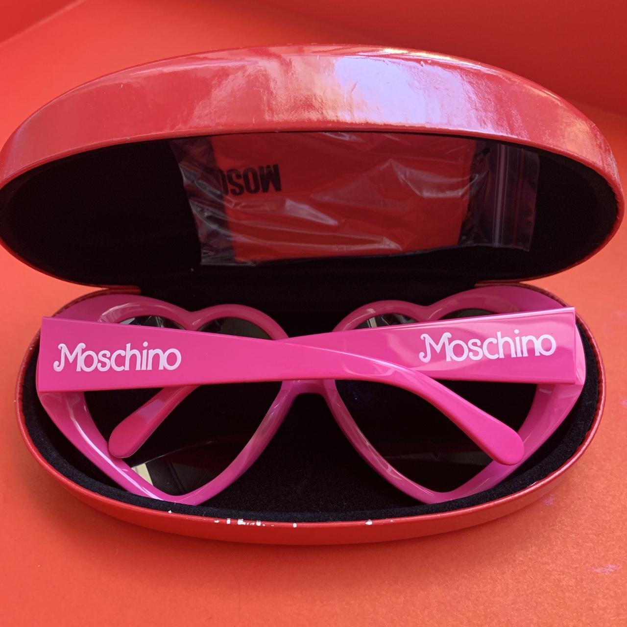 Occhiali da sole Moschino a forma di cuore fucsia. - Depop