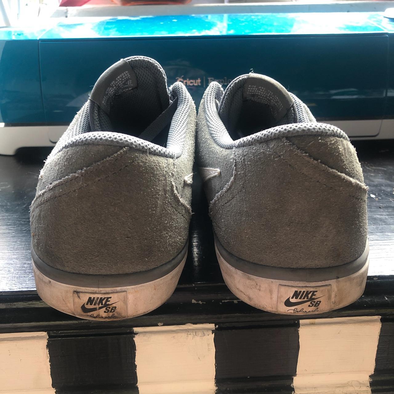 mens white and grey nike shoes