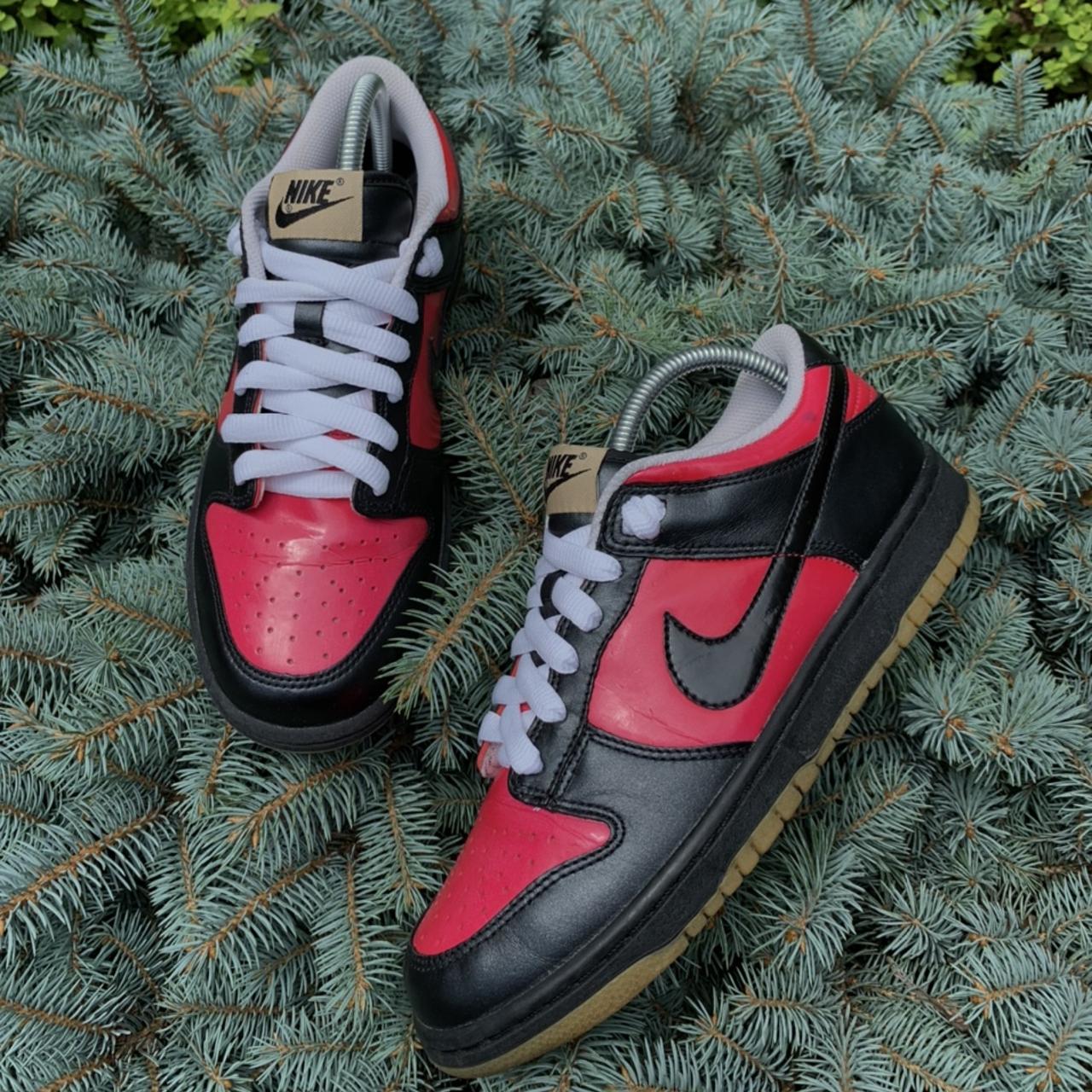 black nike with pink soles