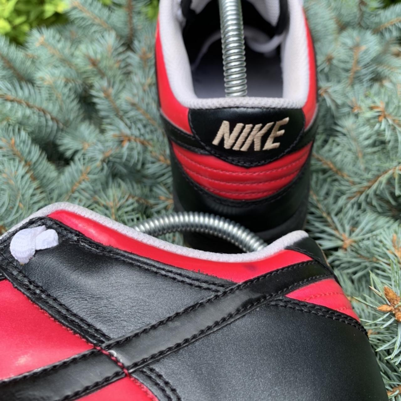 black nike with pink soles