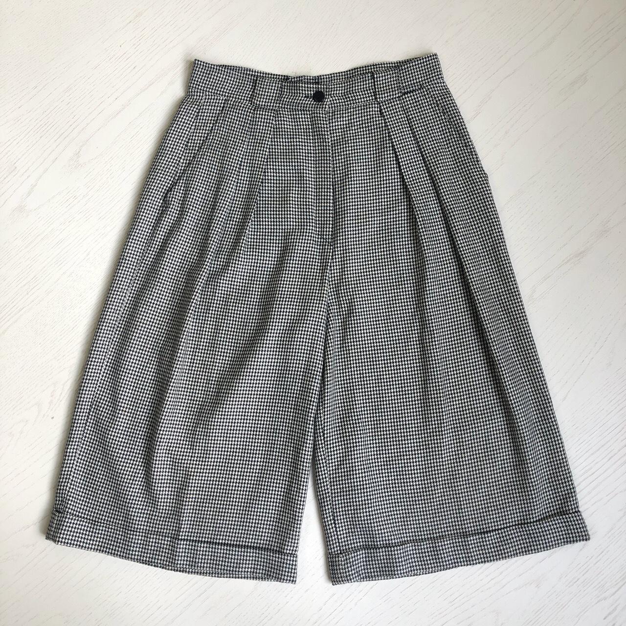 1990s high-waisted dogtooth knee length shorts with... - Depop