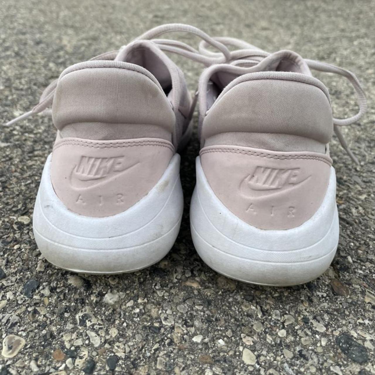 womens white and pink nike trainers