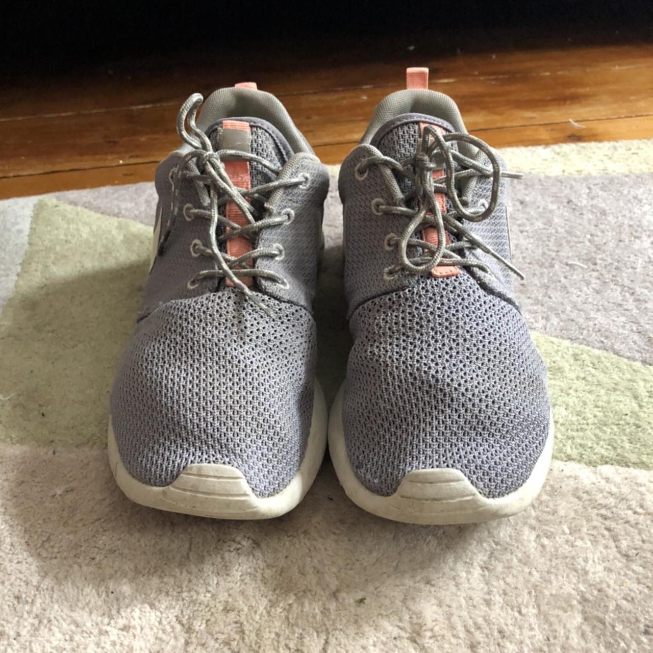 grey and pink roshe run