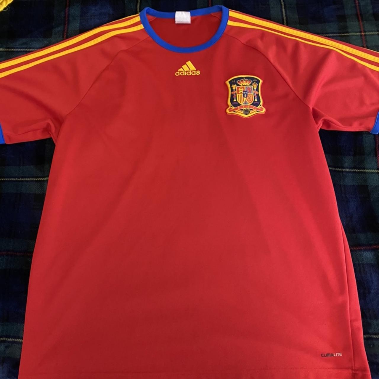 Spain Training Jersey Men’s size XL, fits true to... - Depop